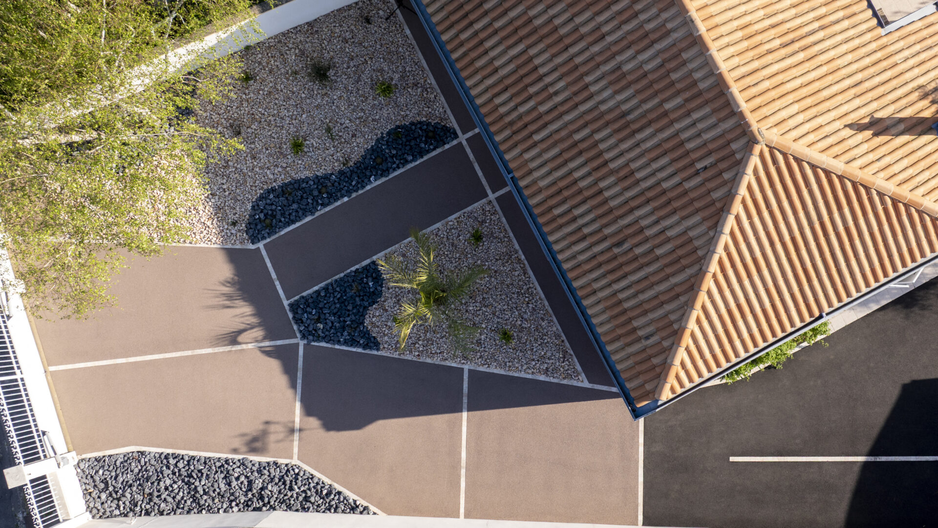 Allée béton poreux noir pavage - Groupe Charpentier