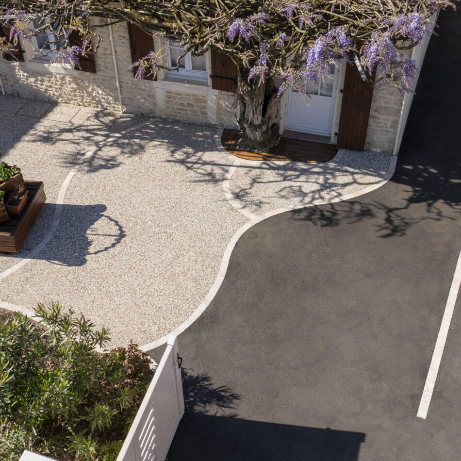 Allée enrobé noir et pavage - Groupe Charpentier