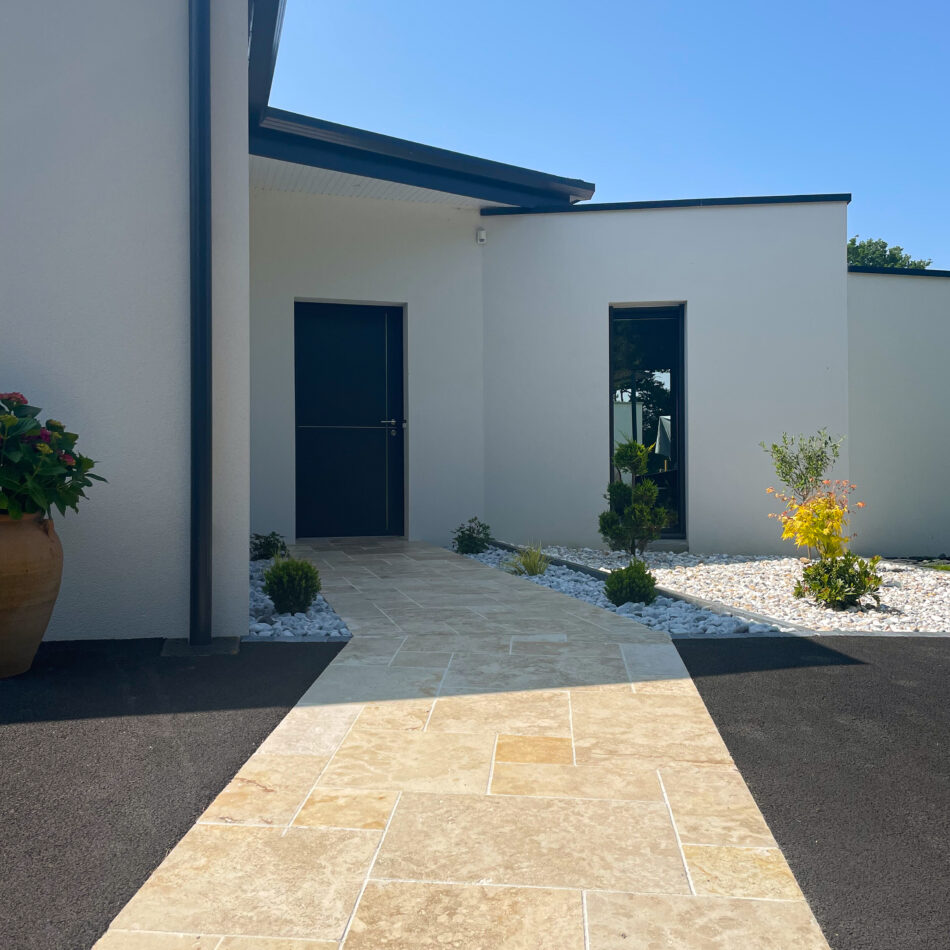 Allée enrobé noir et pavage - Groupe Charpentier