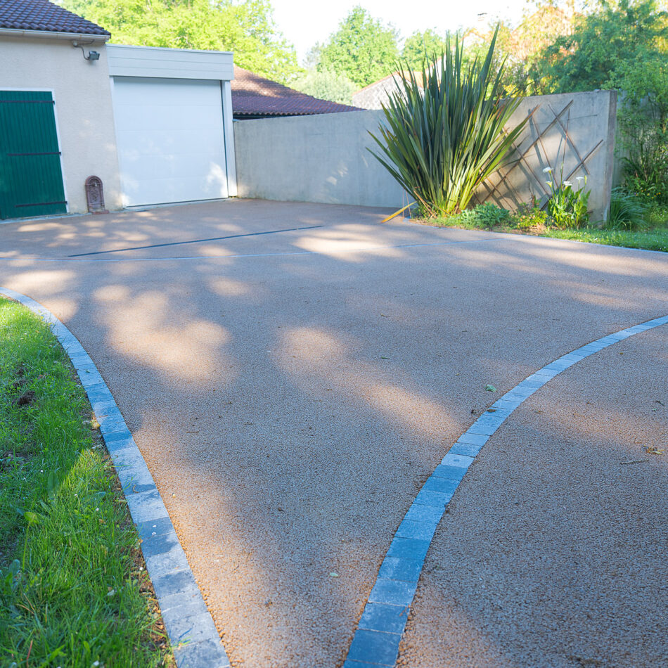 Cour enrobé beige - Groupe Charpentier